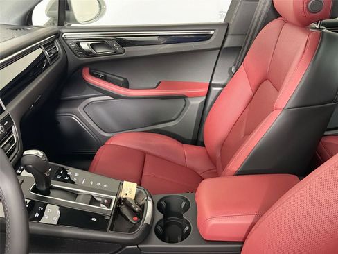 Certified 2026 Porsche Macan AWD/4WD image 30
