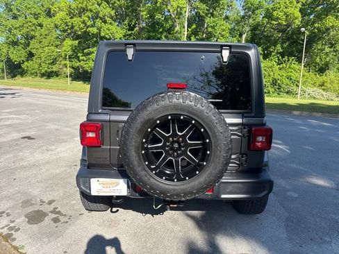 Used 2018 Jeep Wrangler Unlimited Sahara AWD/4WD image 6