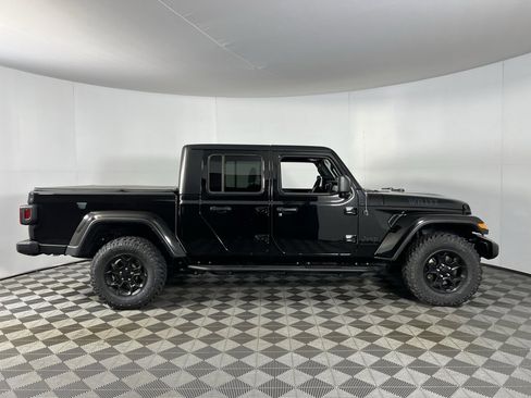 Certified 2023 Jeep Gladiator Willys image 3