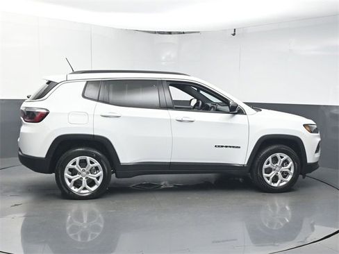 Used 2024 Jeep Compass Latitude image 8