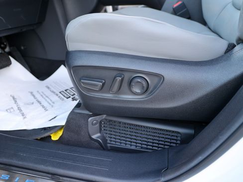 Certified 2026 Toyota Sienna XLE FWD image 30