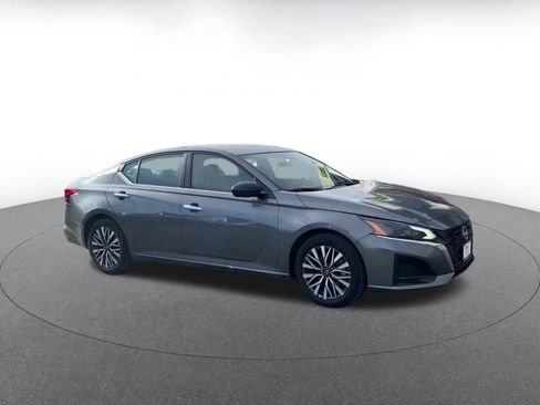 Used 2025 Nissan Altima 2.5 SV image 2