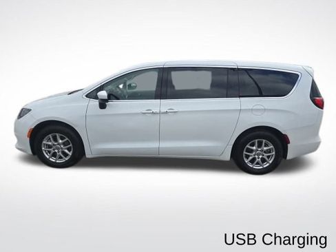 Used 2023 Chrysler Voyager LX image 2