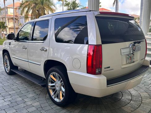 Used 2011 Cadillac Escalade Platinum image 29
