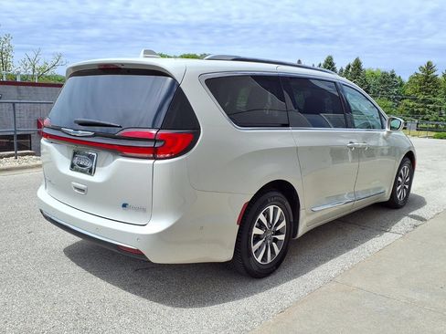 Used 2021 Chrysler Pacifica Limited w/ Uconnect Theater Family Group FWD image 5