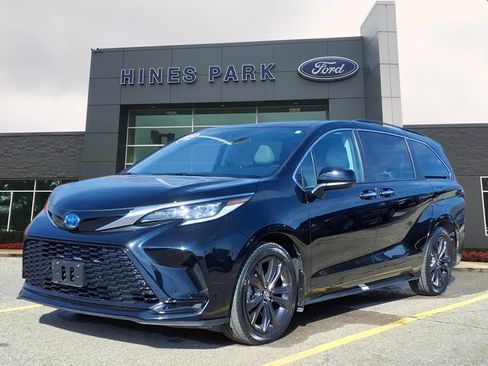 Used 2022 Toyota Sienna XSE image 3