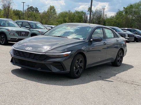 Used 2026 Hyundai Elantra Sport FWD image 3