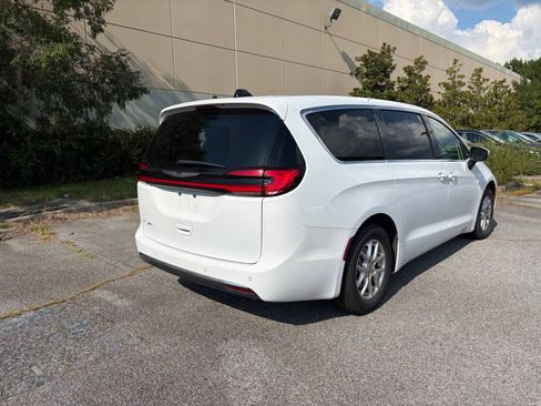 Used 2023 Chrysler Pacifica Touring-L FWD image 6