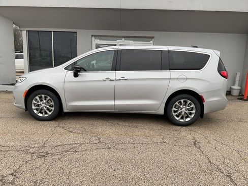 New 2026 Chrysler Pacifica Limited image 4