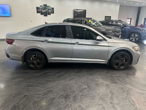 Used 2024 Volkswagen Jetta SE w/ Panoramic Sunroof Package FWD image 4