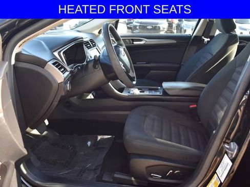 Used 2017 Ford Fusion SE w/ Fusion SE Technology Package FWD image 4