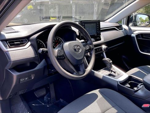Used 2021 Toyota RAV4 LE image 11