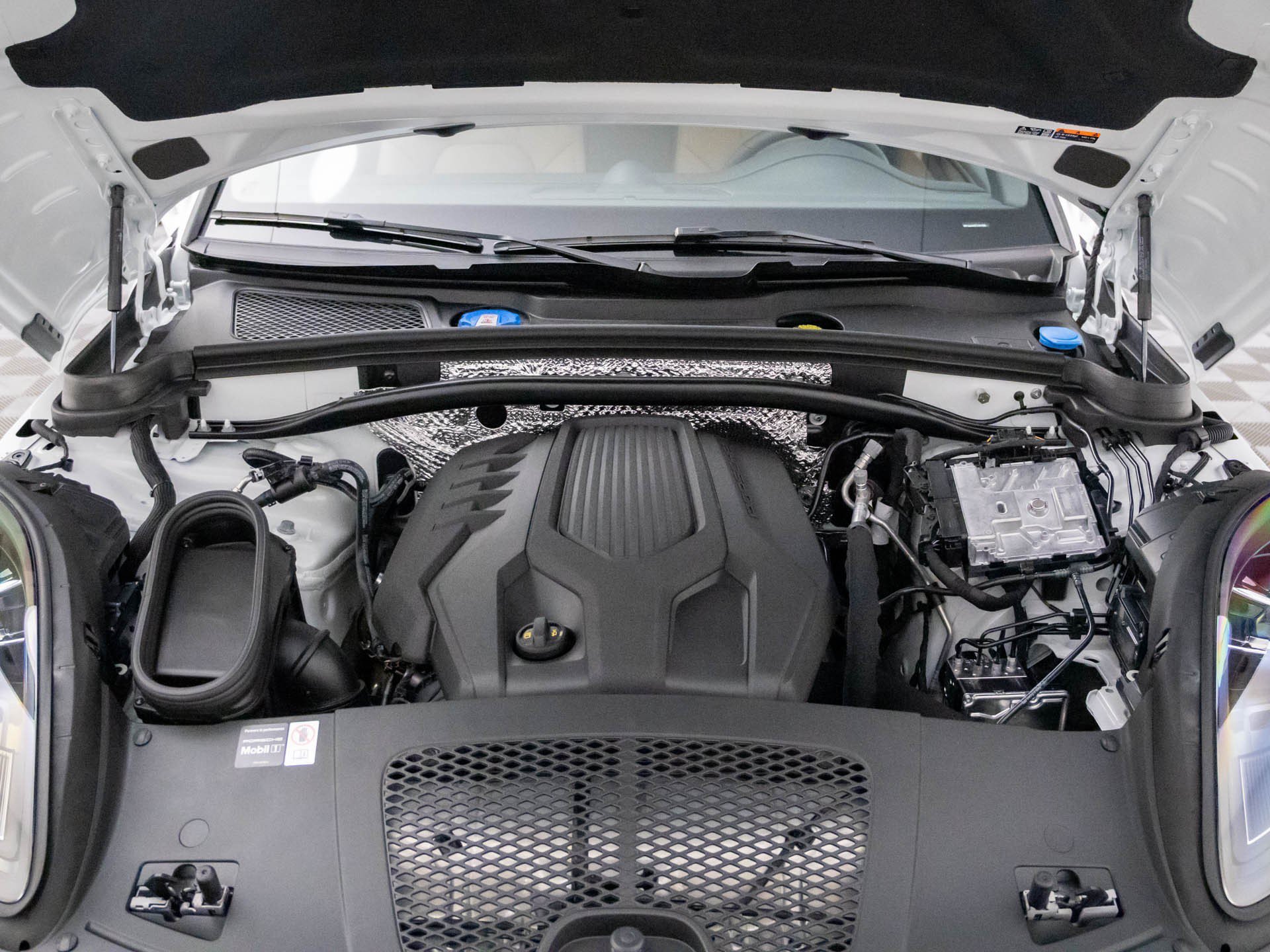 Certified 2026 Porsche Macan AWD/4WD image 33
