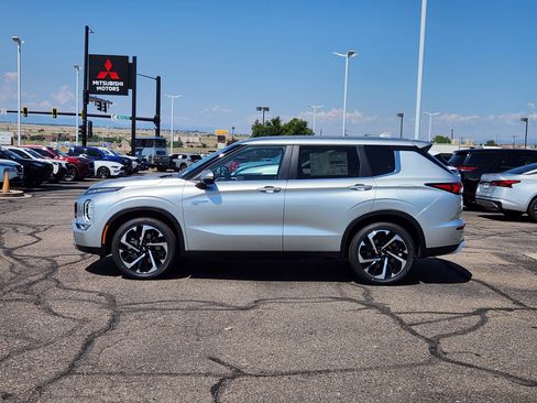 New 2025 Mitsubishi Outlander SE image 2