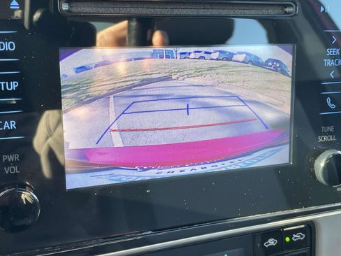 Used 2018 Toyota Corolla LE image 32