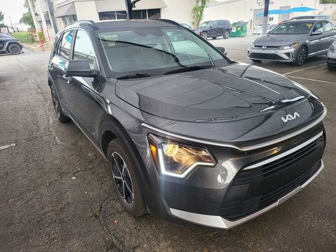 Used 2025 Kia Niro LX FWD image 2