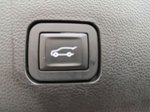 Used 2018 Chevrolet Traverse LT image 33