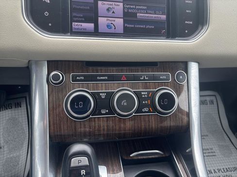 Used 2014 Land Rover Range Rover Sport HSE image 18