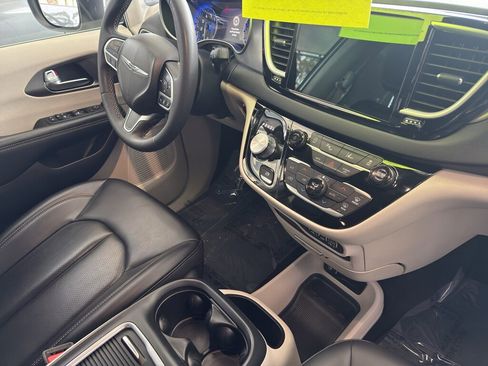 Used 2023 Chrysler Pacifica Touring-L image 21