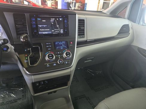 Used 2017 Toyota Sienna XLE image 34