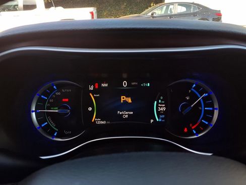 Used 2020 Chrysler Pacifica Limited image 12