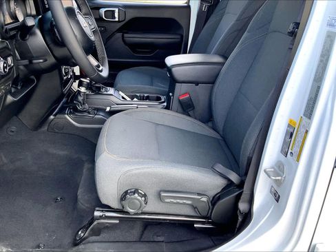 Used 2026 Jeep Gladiator Sport image 8