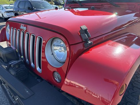 Used 2016 Jeep Wrangler Unlimited Sahara w/ Connectivity Group AWD/4WD image 6