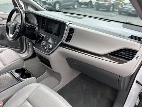 Used 2017 Toyota Sienna XLE Premium image 24