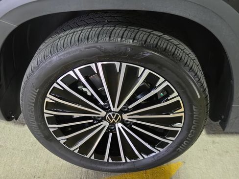 Certified 2026 Volkswagen Taos SE FWD image 9