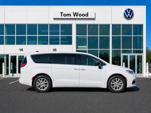 Used 2024 Chrysler Pacifica Touring-L FWD image 2
