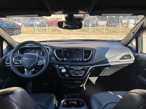 Used 2025 Chrysler Pacifica Select image 36