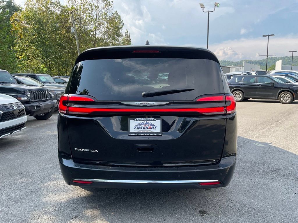 Used 2024 Chrysler Pacifica Touring-L FWD image 5