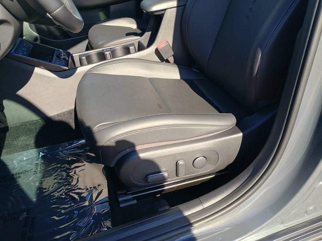 Used 2025 Hyundai Kona Limited FWD image 13