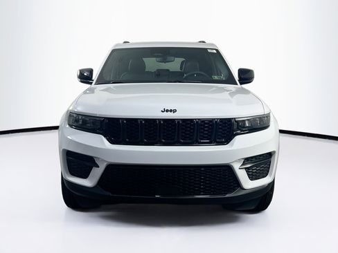 Used 2023 Jeep Grand Cherokee Altitude image 2