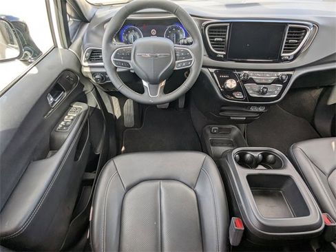 Used 2025 Chrysler Pacifica Select image 17