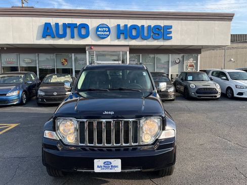 Used 2011 Jeep Liberty Limited w/ Tire & Wheel Group AWD/4WD image 2