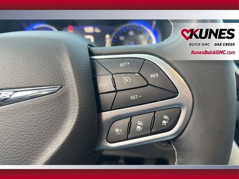 Used 2024 Chrysler Pacifica Touring-L FWD image 14