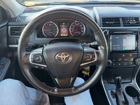 Used 2015 Toyota Camry SE w/ Moonroof Package image 25