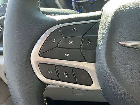 Used 2024 Chrysler Pacifica Select image 28