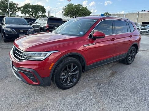 Used 2022 Volkswagen Tiguan SE image 2