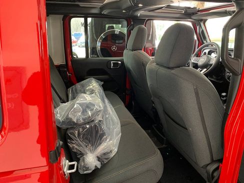 Used 2025 Jeep Wrangler Unlimited Sahara w/ Safety Group AWD/4WD image 22