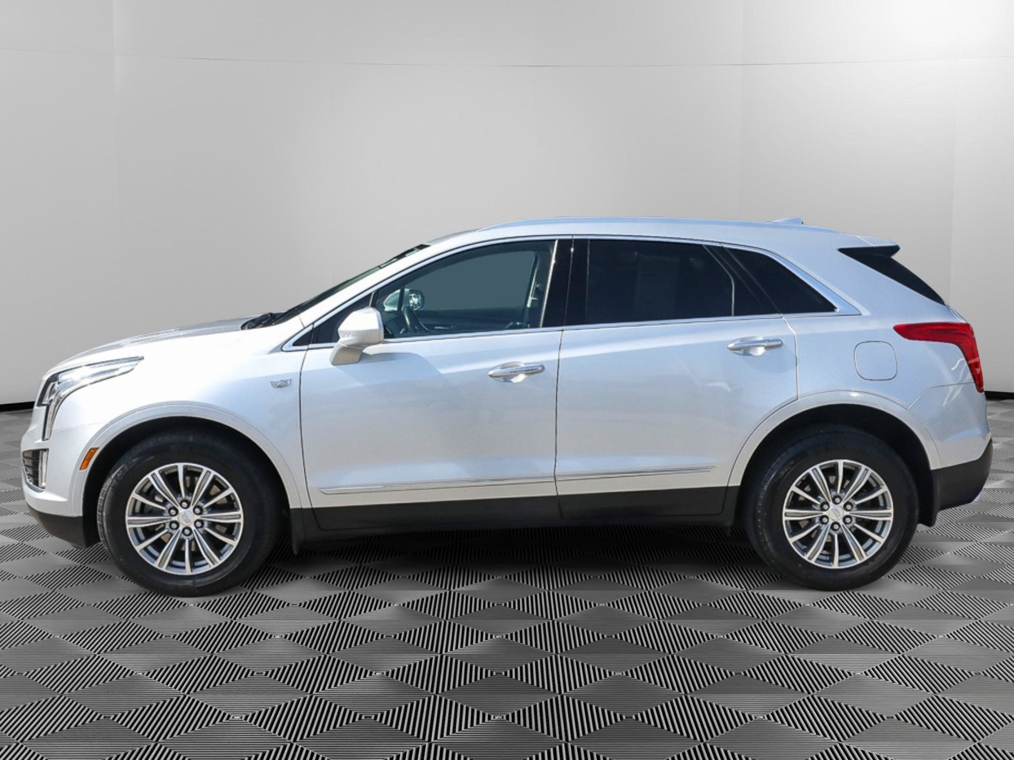 Used 2018 Cadillac XT5 Luxury w/ Driver Awareness Package AWD/4WD image 2