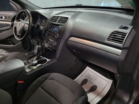 Used 2018 Ford Explorer XLT image 25