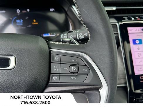 Used 2023 Jeep Grand Cherokee L Limited AWD/4WD image 17