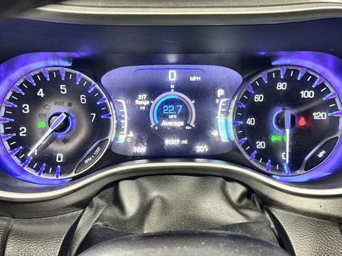 Used 2024 Chrysler Pacifica Touring-L image 13