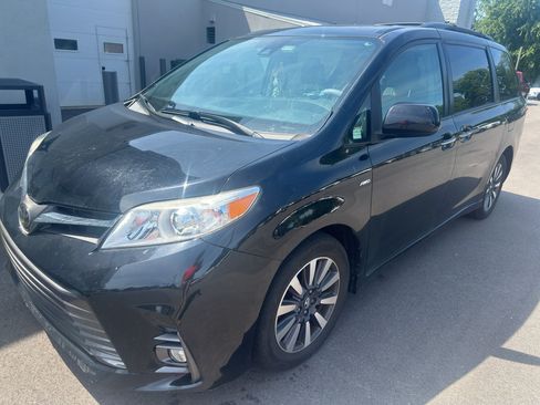 Used 2018 Toyota Sienna XLE w/ XLE Navigation Package AWD/4WD image 2
