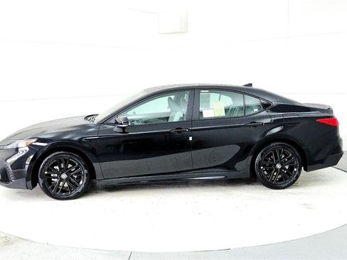 New 2026 Toyota Camry SE FWD image 3