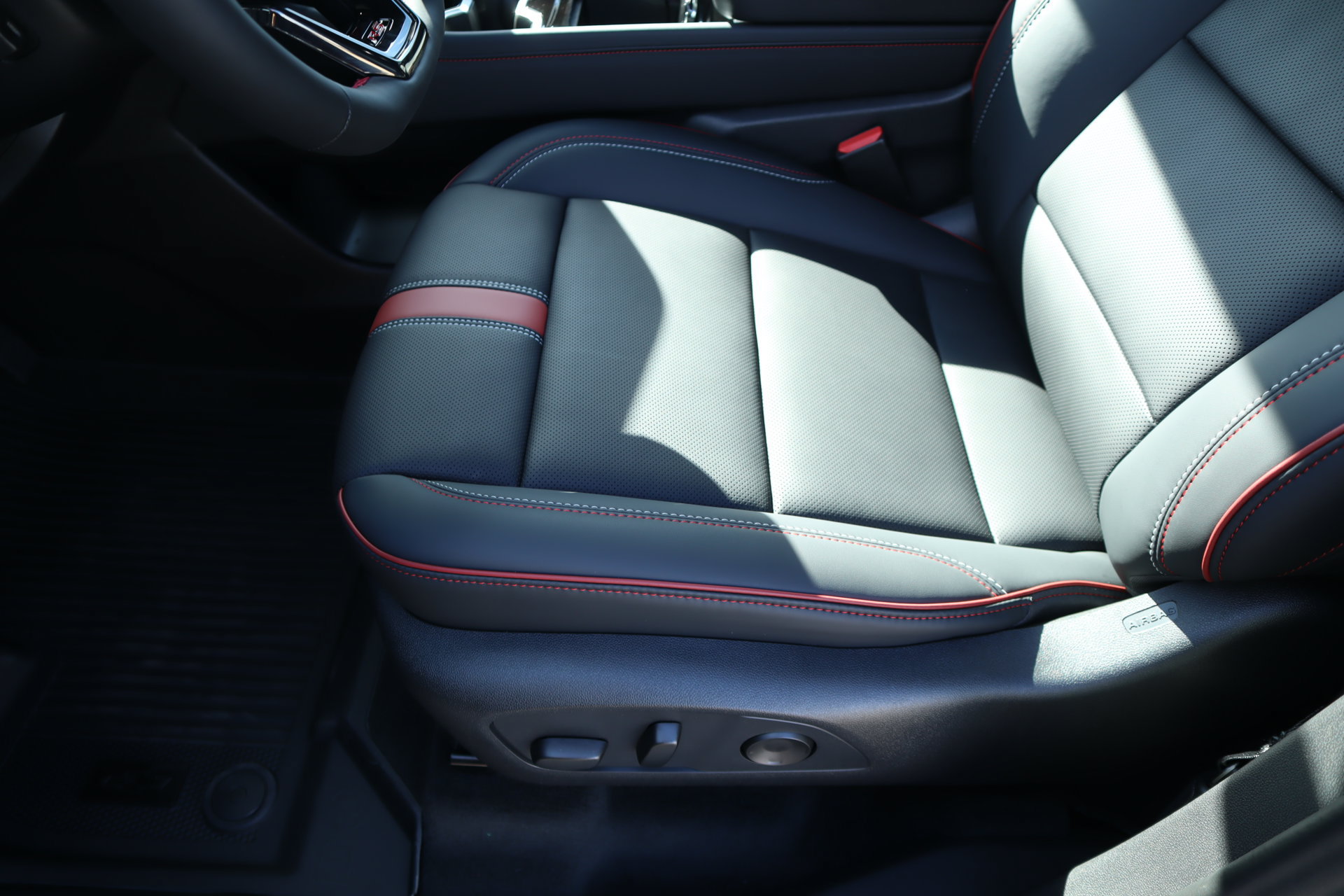 New 2027 Chevrolet Traverse RS w/ LPO, Floor Liner Package AWD/4WD image 13