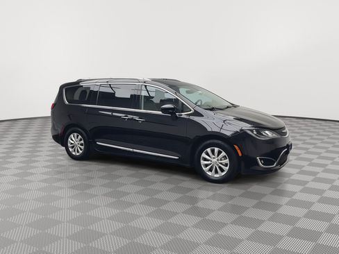 Used 2019 Chrysler Pacifica Touring-L FWD image 40