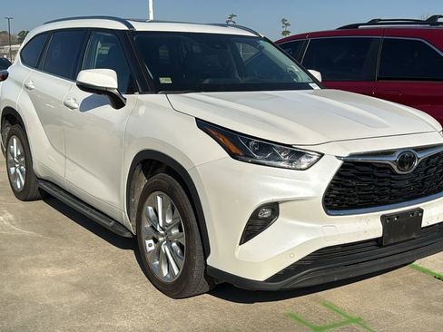 Used 2020 Toyota Highlander Limited image 3